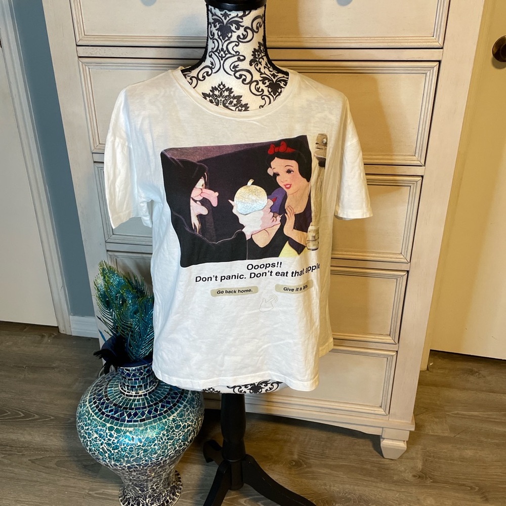 Women’s Zara, Snow White campus graphic T-shirt, small